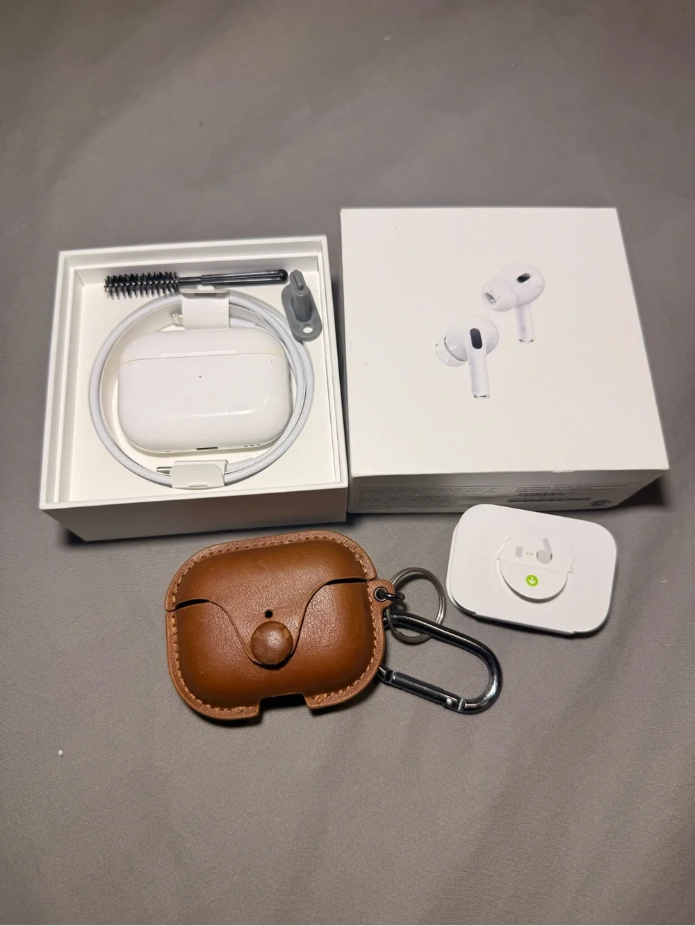 Apple AirPods Pro (2nd Gen) Wireless Earbuds Lightning with box and carry case